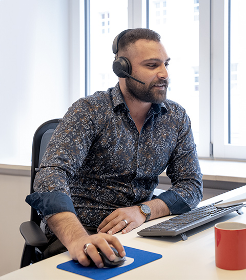 Inspirujący zespół omawia strategie rozwoju kariery w kontekście inżynieryjnym, dzieląc się wiedzą i doświadczeniami w celu rozwoju zawodowego.