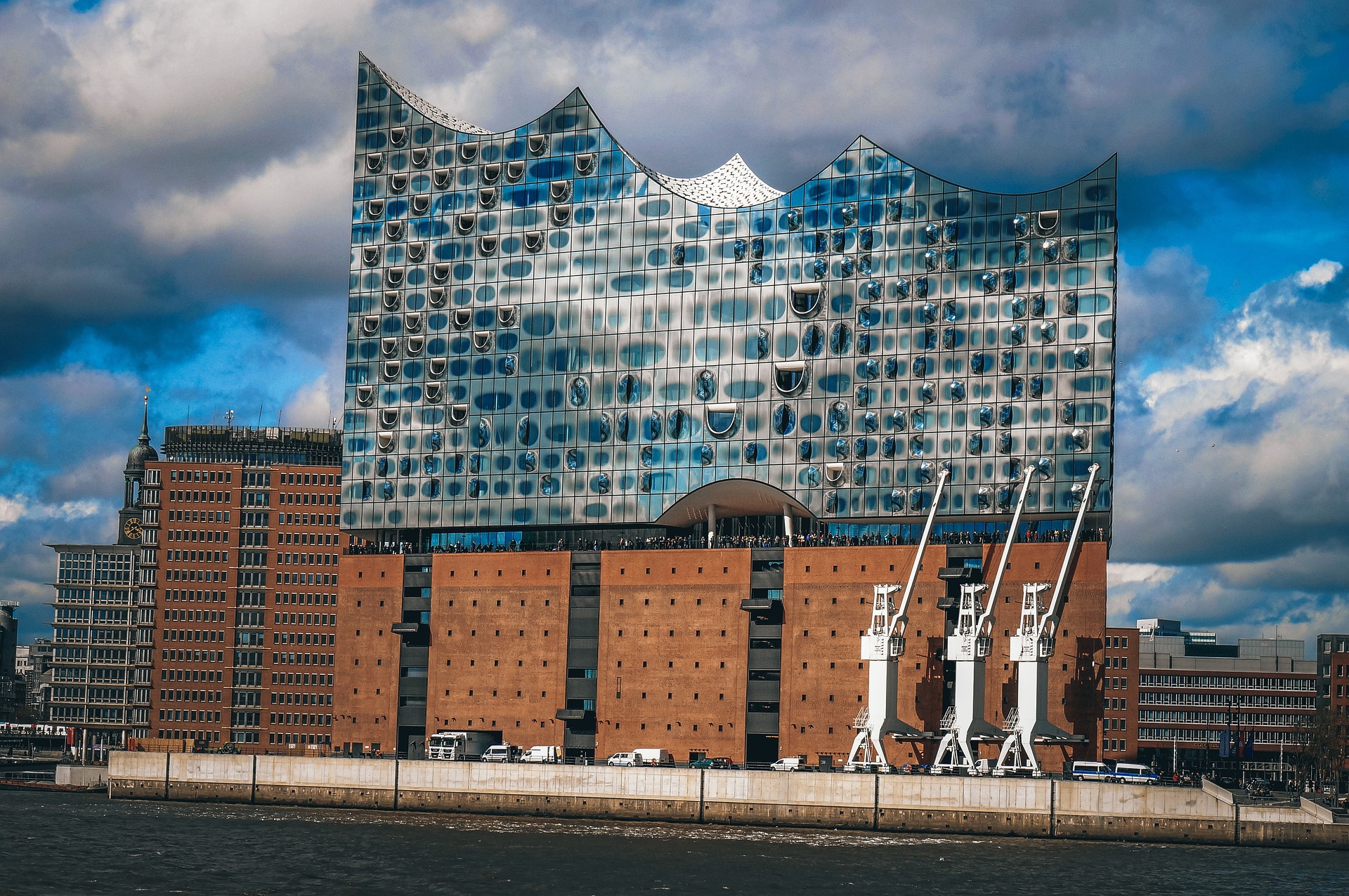 Szklana fasada sali koncertowej Elbphilharmonie jest wyjątkowa.