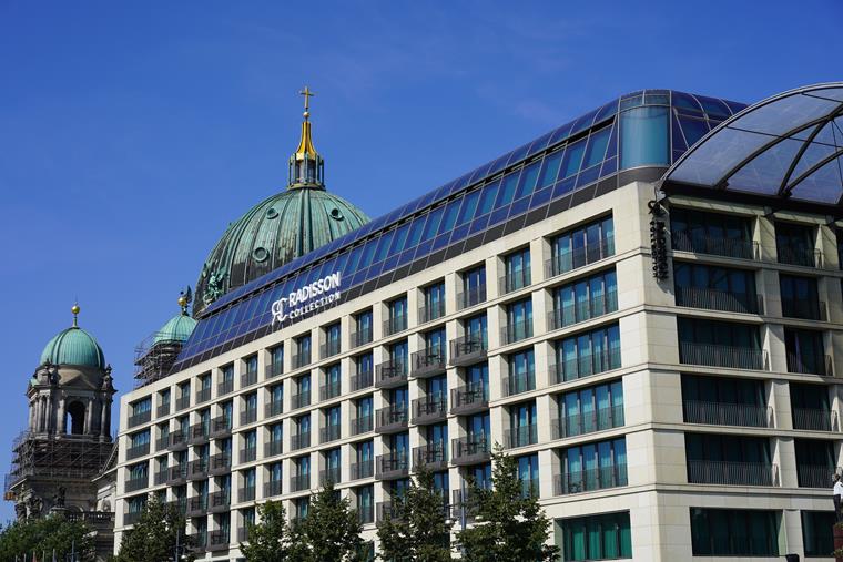 Hotel Radisson Collection przy Karl-Liebknecht-Straße w Berlinie z nowoczesną fasadą