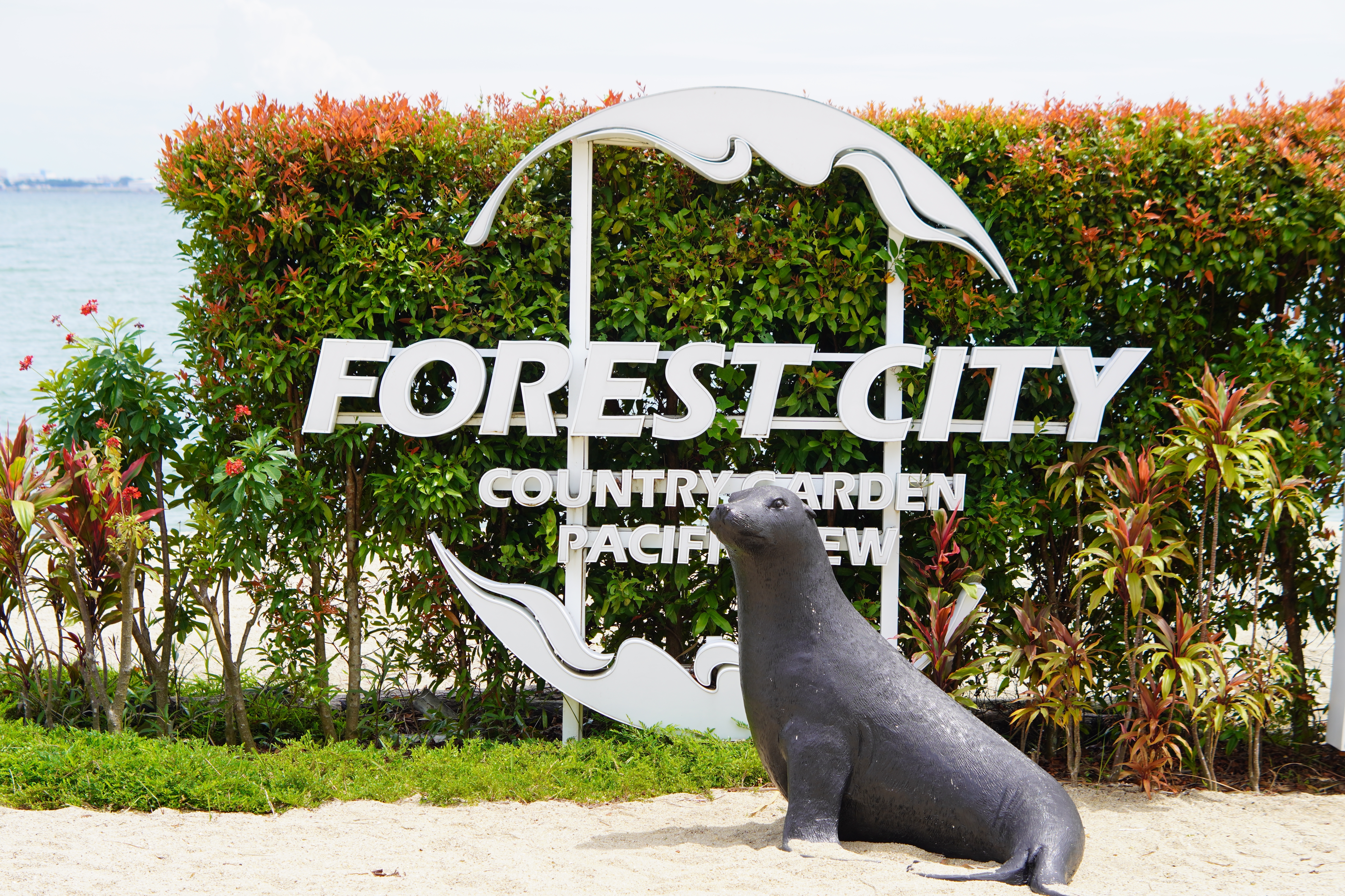 Monumentalna brama wejściowa do Forest City w Malezji z nowoczesną architekturą i zielonymi elementami