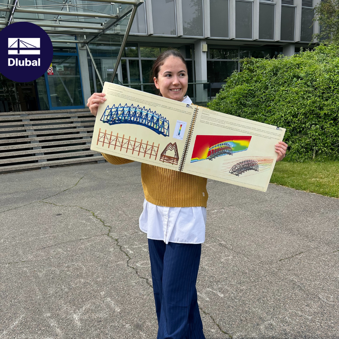 Malika z powodzeniem broni pracy magisterskiej. Przedstawia wyniki swoich badań przed publicznością.