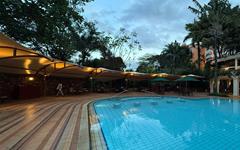 Zadaszenie basenu wykonane ze stali i membrany w hotelu Serena Hotel w Nairobi