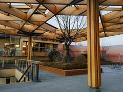 Podgląd drewnianej konstrukcji dachu na zewnątrz centrum sosiedla