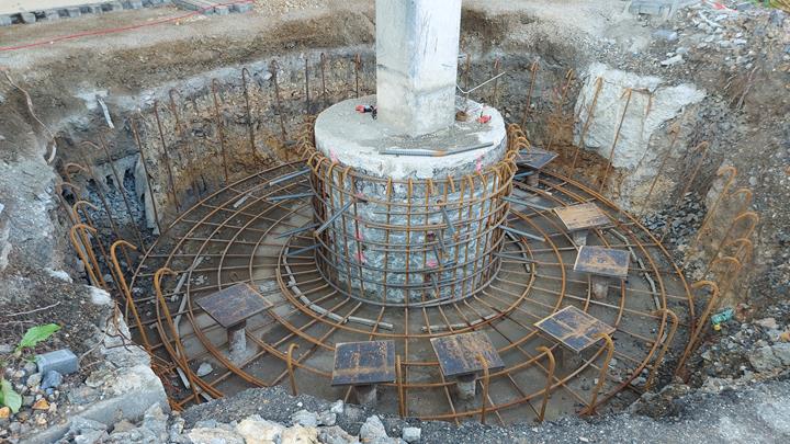 Wzmocnione pylony słupów z powodu zwiększonego obciążenia na dachu zespołu kinowego w centrum Westfield Černý Most w Pradze.