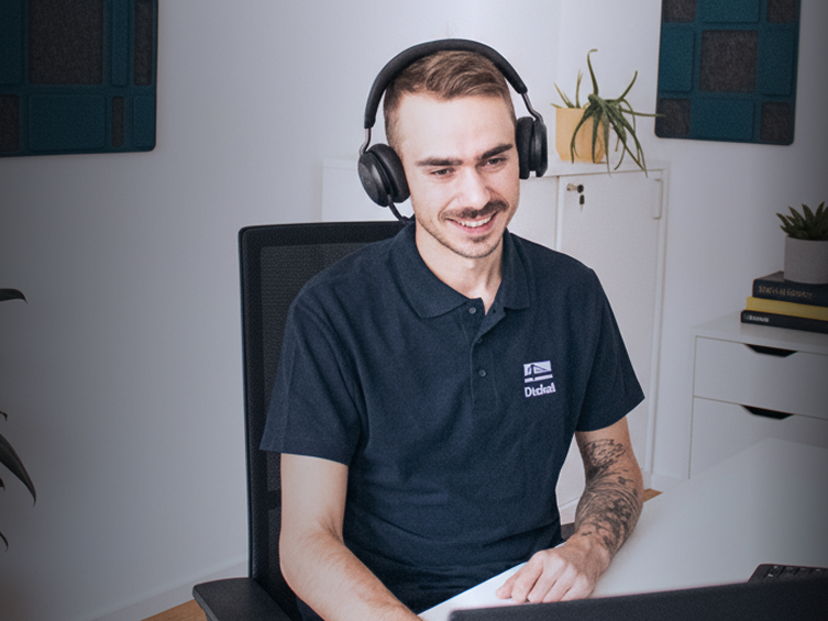 Erik Bücher, doświadczony pracownik działu sprzedaży, fotografowany do profilu firmy