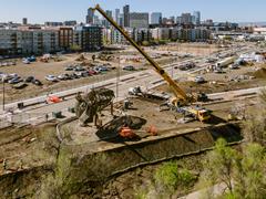 Budowa Denargo Market Rhino Climber ze szczegółowo widocznym procesem na placu budowy