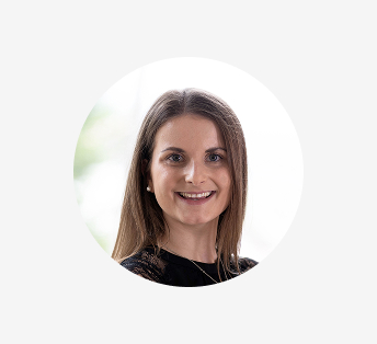 Simone Ostermeier, pracownik, uśmiecha się do kamery. Skupienie na profesjonalnym wyglądzie.