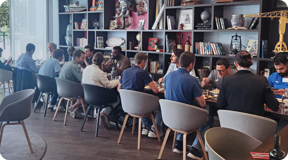 Uczestnicy Community Day Poland 2026 zgromadzeni w sali konferencyjnej podczas krótkiego programu.