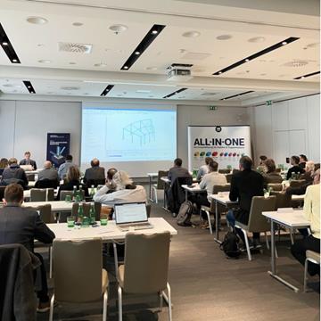 Uczestnicy zaangażowani podczas prezentacji w trakcie Community Day, koncentrującej się na nowych tematach i rozwojach