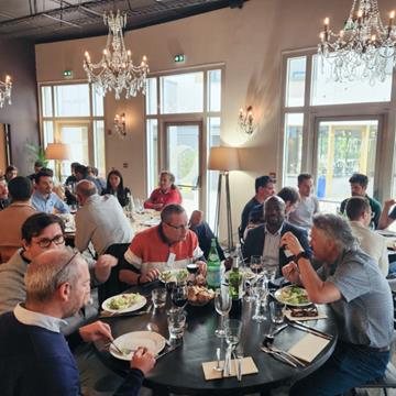 Uczestnicy kolacji integracyjnej podczas Dlubal Community Day.