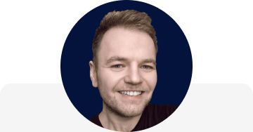 Zdjęcie profilowe pracownika o imieniu Kamil w formalnym stroju.