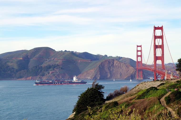 Most Golden Gate jako centralny węzeł transportu drogowego i morskiego