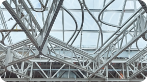 Zakrzywiony stalowy dach Westfield Cerny Most z imponującą konstrukcją.