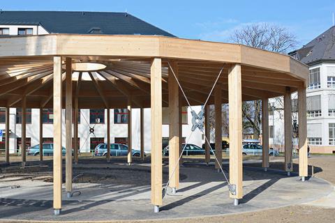 Drewniana altana przeznaczona dla weteranów wojennych na terenie Szpitala Wojskowego w Pradze, zaprojektowana przez firmę TIMBER DESIGN s.r.o.