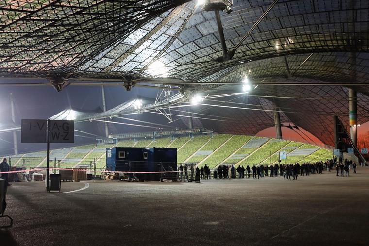 Wnętrze Stadionu Olimpijskiego w Monachium z widokiem na charakterystyczną konstrukcję dachu.