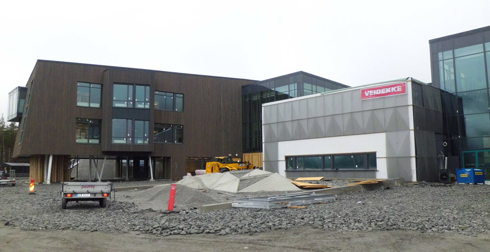 Vista exterior 2 de escola em Gol (© Veidekke AS)