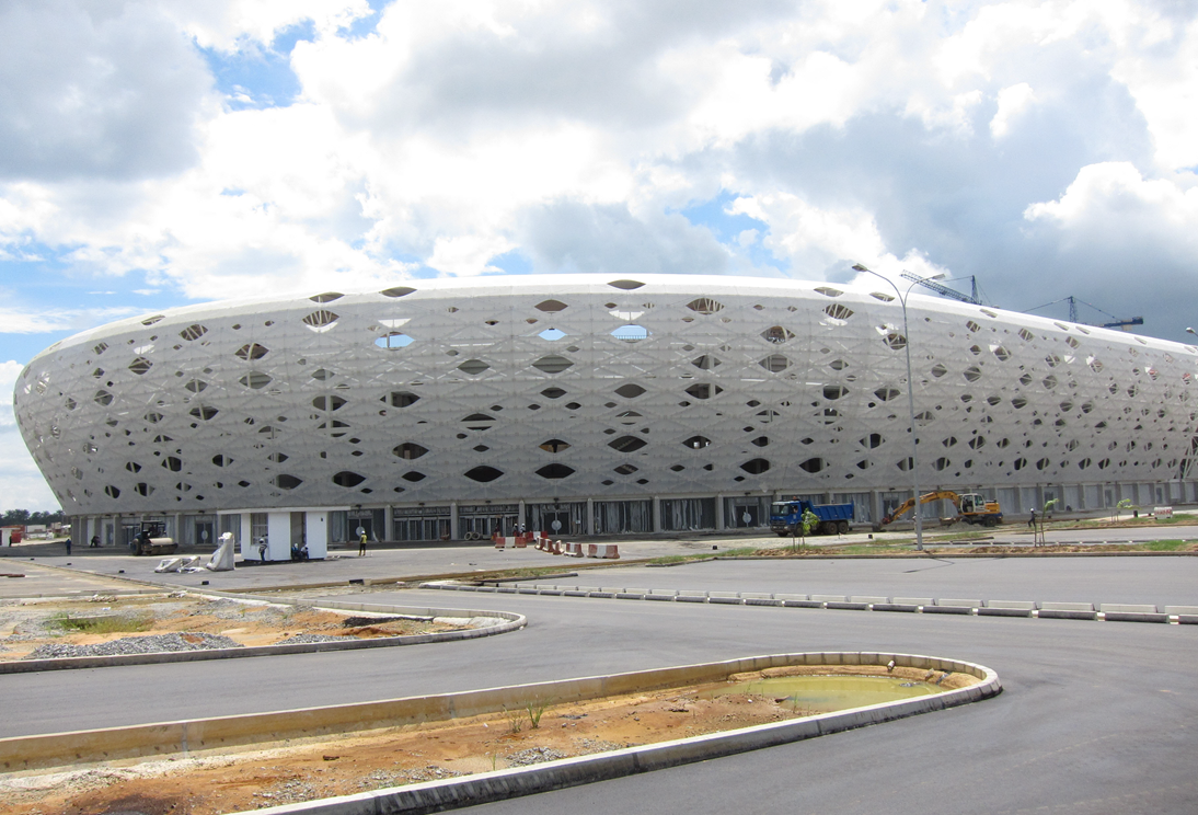 Vista exterior do estádio durante a construção (© formTL)