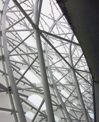 Estrutura de apoio em aço da fachada (© formTL)