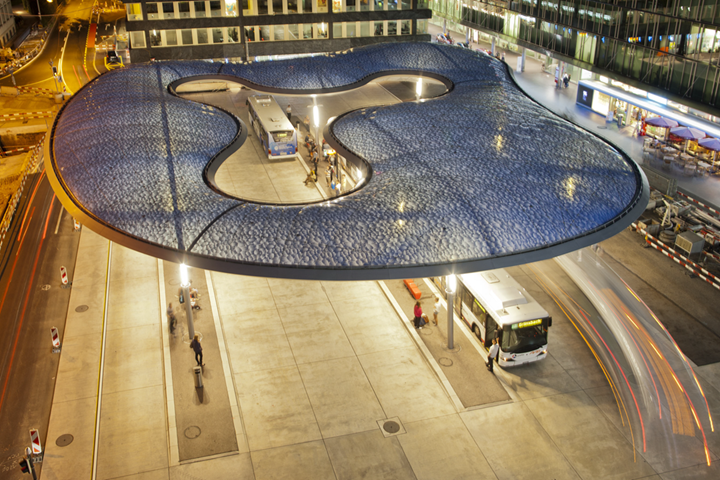 Vista superior de estação de autocarros em Aarau (© Niklaus Spoerri)