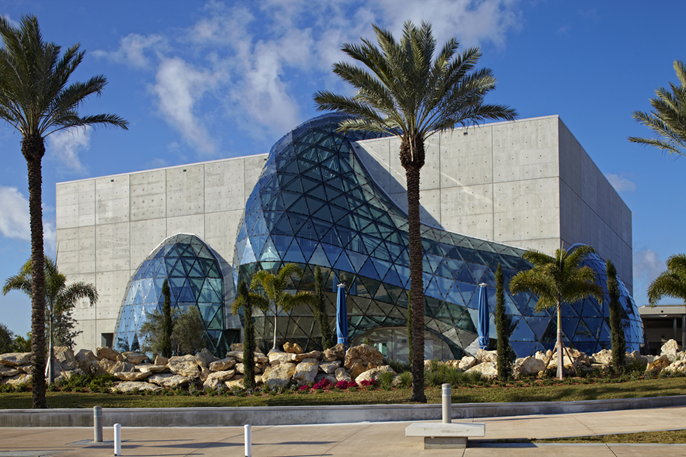 Vista exterior do museu com o "Enigma" (© Novum Structures)