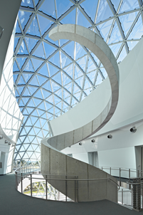 Vista interior com parede em espiral a acompanhar as escadas (© Novum Structures)