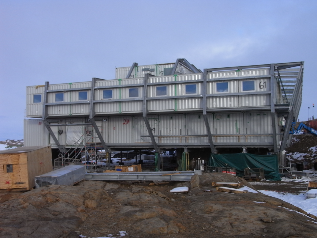 Construção em aço com contentores especiais (© KAEFER)