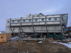 Construção em aço com contentores especiais (© KAEFER)