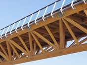 Detalhe da ponte pedonal em madeira (© Fast + Epp GmbH)