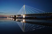 Ponte pedonal à noite (© Fast + Epp GmbH)