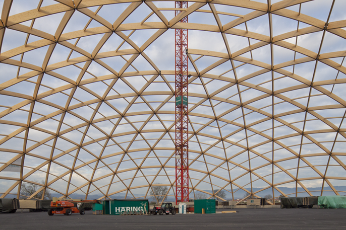 Construção de lamelas arqueadas feita em madeira laminada colada (© Häring)