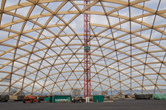 Construção de lamelas arqueadas feita em madeira laminada colada (© Häring)