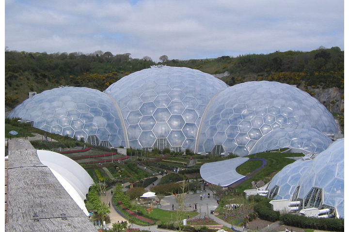 Estufa de floresta tropical do Projeto Eden na Cornualha, Reino Unido