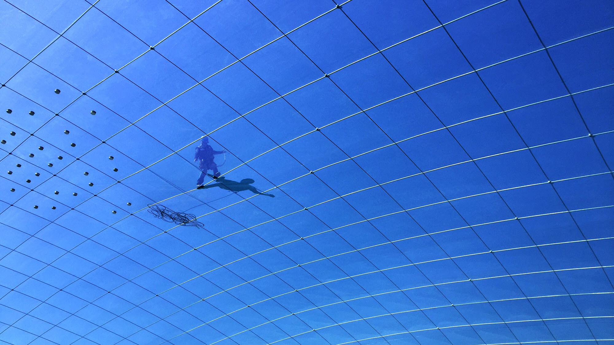 Rede de cabos superior e folha ETFE com pontos de drenagem de emergência (fotografado a partir do interior da almofada) (© 3dtex)