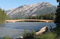 Ponte pedonal sobre o rio Bow em Banff, Canadá (© StructureCraft Builders Inc.)