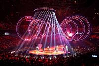 Treliças circulares iluminadas durante o espetáculo (© T&E Support)