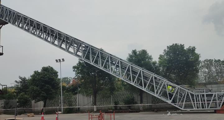 Treliça da escada rolante durante a montagem no local de teste (© Giant KONE Elevator Co., Ltd.)