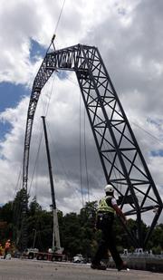 Instalação de um arco (© Matthew Churchill Productions Ltd.)