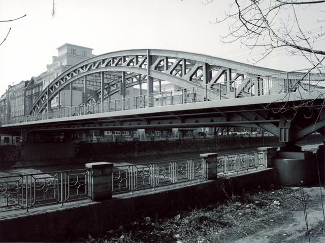 Vista da ponte Miloš Sýkora