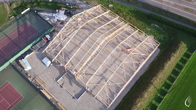 Construção em curso de dois campos de ténis cobertos em Montmélian, França (© cbs-cbt)