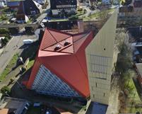 Vista aérea da torre de sino e da igreja (© ingwh/jh)