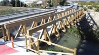 Vista lateral da ponte de madeira (© SIDO Madera)
