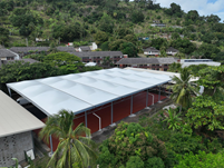 Cobertura de recinto desportivo de escola secundária no norte de Mayotte, França (© Normandie Structures)