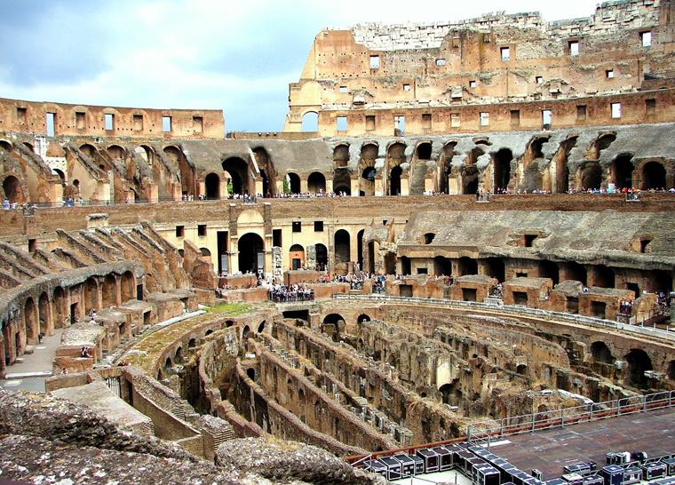Por dentro do Coliseu em Roma