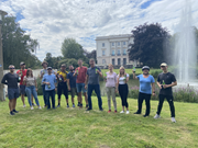 Equipa da Dlubal de Leipzig em frente à casa branca em Markkleeberg