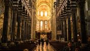 Interior da Catedral de São Lorenzo em Génova, Itália