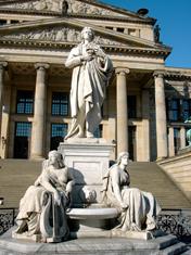 Monumento a Schiller em frente ao Schauspielhaus de Berlim com a sua fachada clássica
