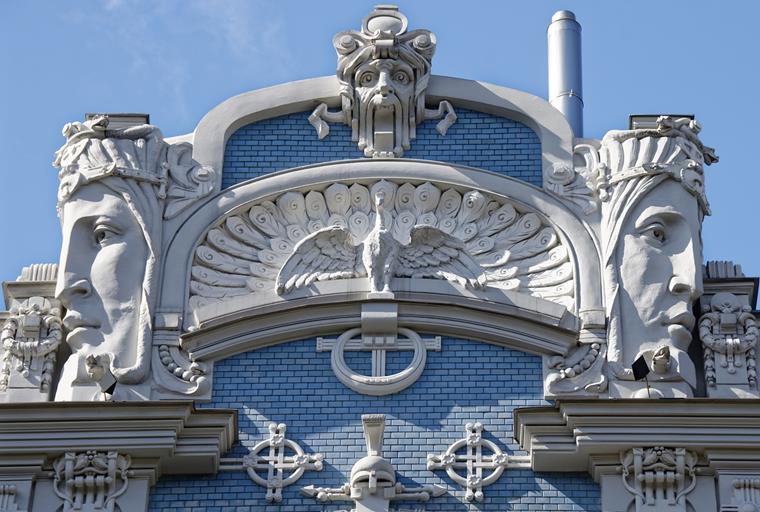 Detalhes ornamentados da fachada de casa no bairro Art Nouveau em Riga, Letónia