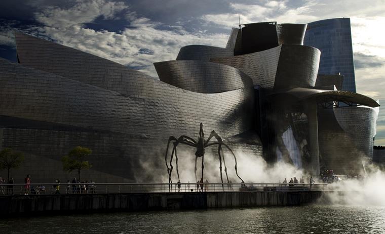 O museu Guggenheim de Bilbao oferece uma arquitetura orgânica que chama a atenção.