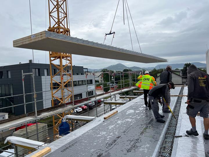 Instalação de placas CLT e corredores de betão por betonar | © Rothoblaas