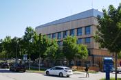 Arquitetura moderna de um edifício de laboratório em Garching, perto de Munique, projetado com materiais de madeira